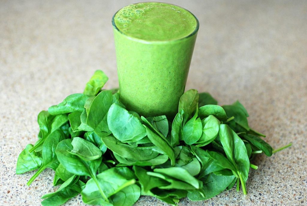 lass with spinach smootie and spinach