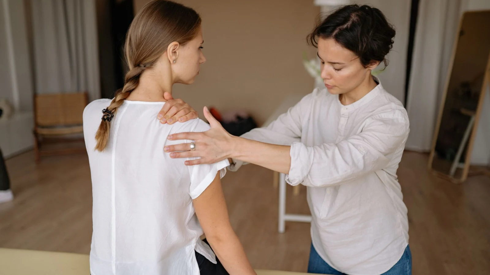 Why You Get Pain Between Your Shoulder Blades - relieve upper back pain between shoulder blades