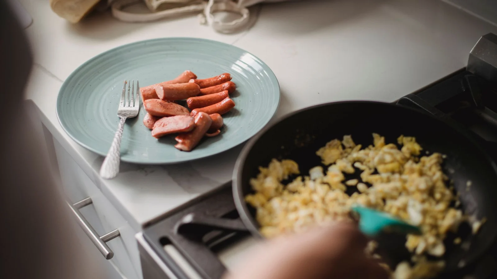 A High-Protein Breakfast for Cognitive Fuel - daily habits to reduce brain fog naturally