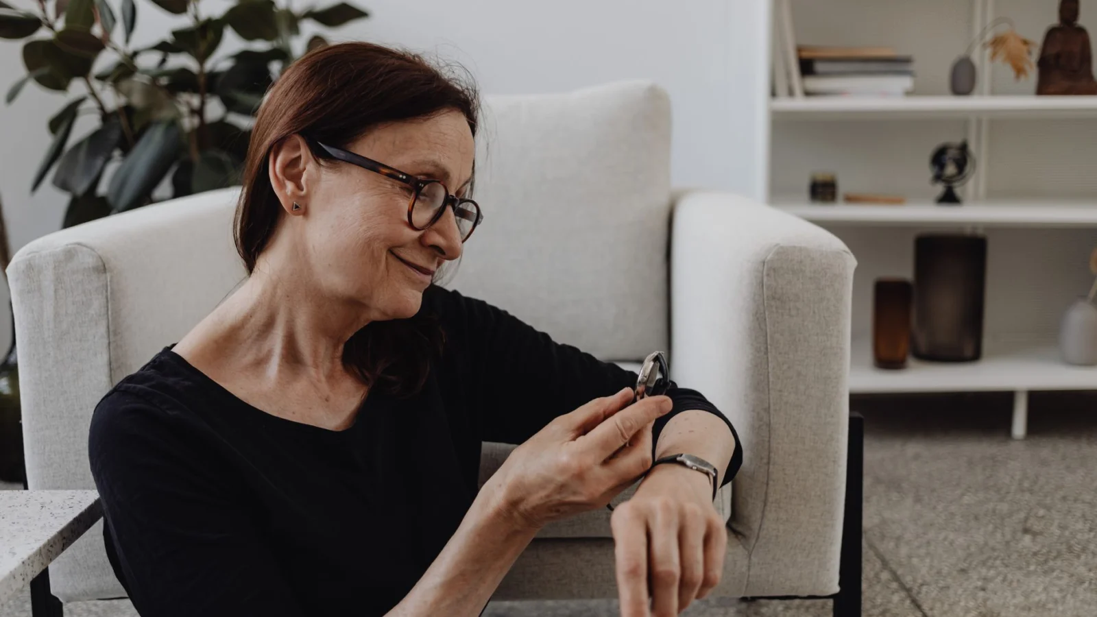 Why Resting Heart Rate Rises During Perimenopause The mechanism behind a higher resting heart rate in perimenopause comes down to two hormones moving in the same unhelpful direction at once. Estrogen supports blood vessel elasticity, so as levels fluctuate and trend downward, vessels lose some of that flexibility and the heart has to work slightly harder to move the same amount of blood. Progesterone, meanwhile, supports parasympathetic activity, the 
