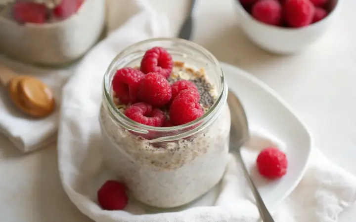 Overnight chia oats with raspberries